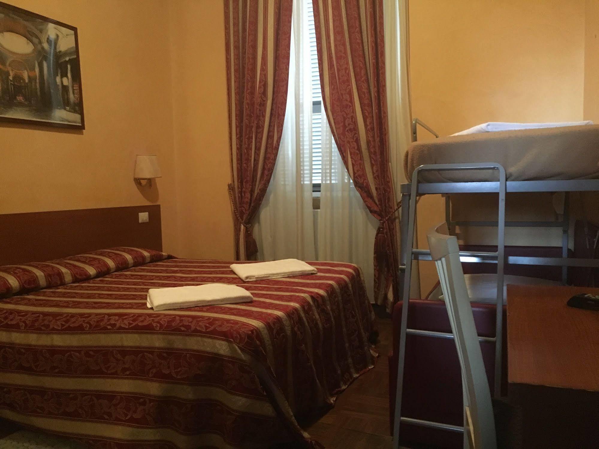 Hotel Divine 2*