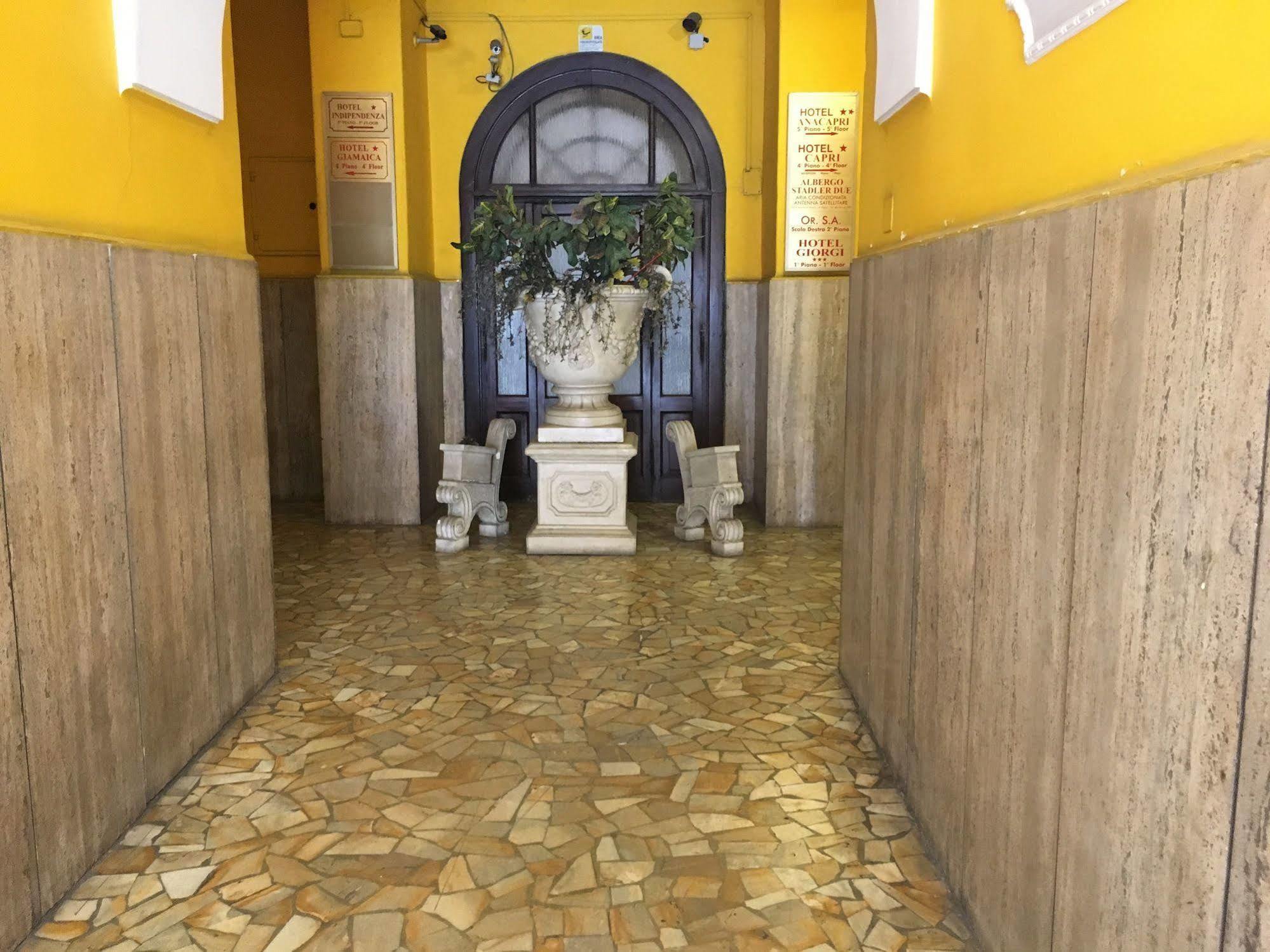 Hotel Divine 2*