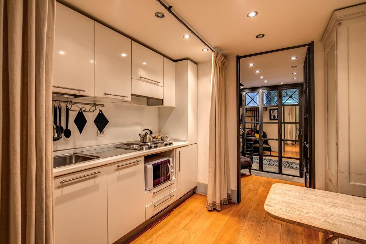 Magenta Collection Specchi Feriehus Roma