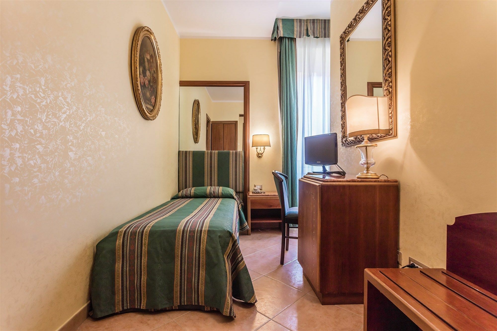 Hotell Raeli Regio 3*