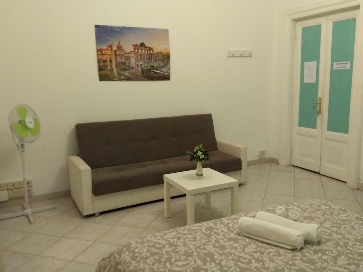Amoraroma, Economy With Shared Bathrooms Gasthof Rom