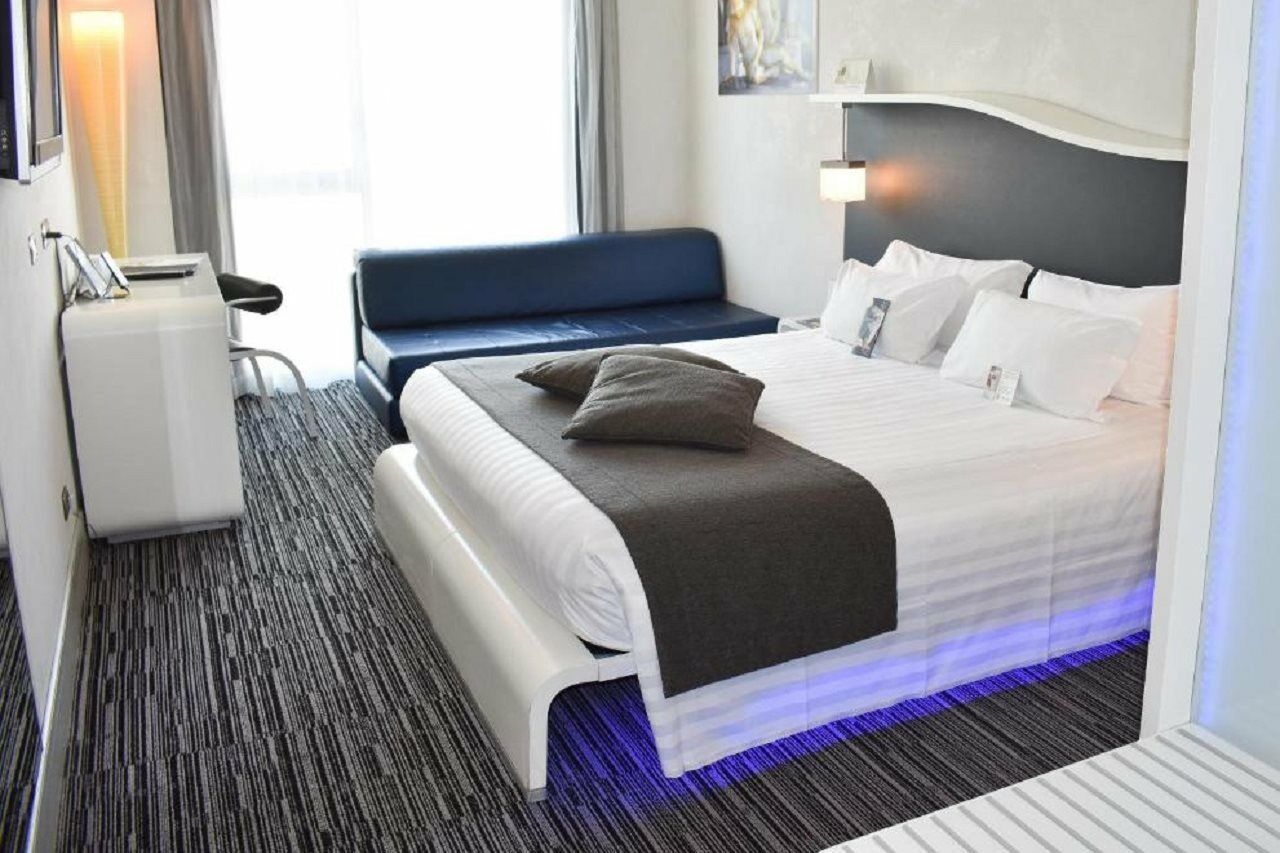 Western Premier Royal Santina Roma